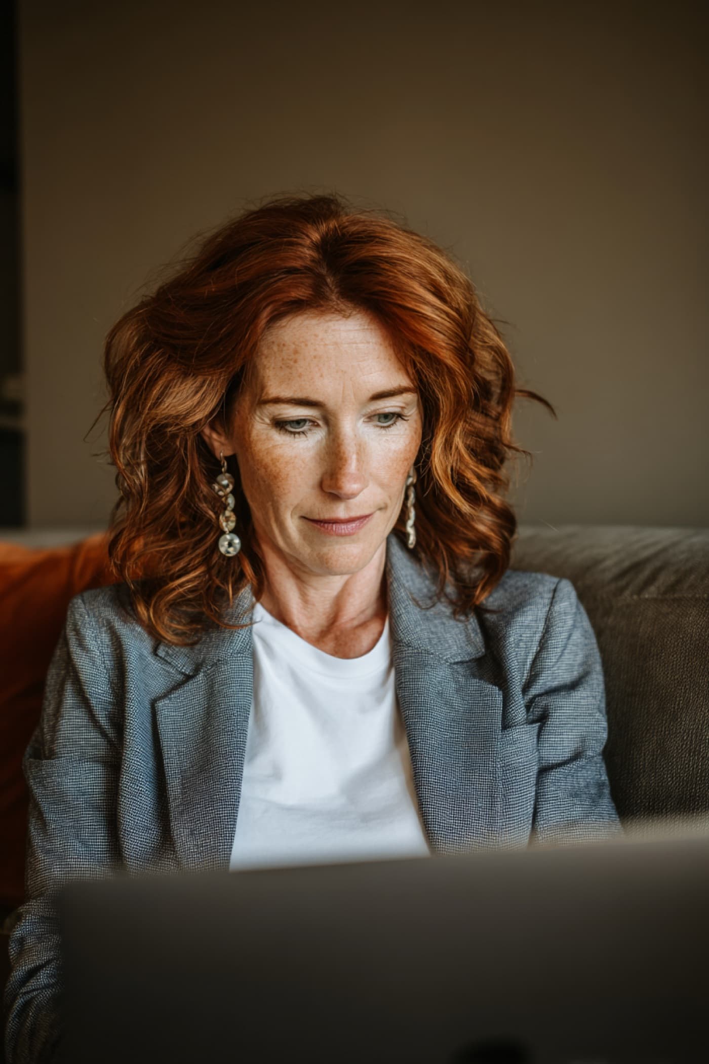 Eigenaresse van een kapsalon achter haar laptop