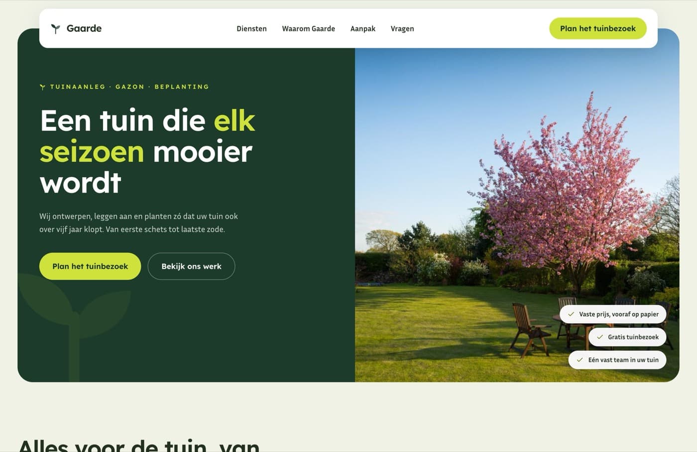 De Gaarde-voorbeeldsite: dennengroene hero met een bloeiende tuin in de zon
