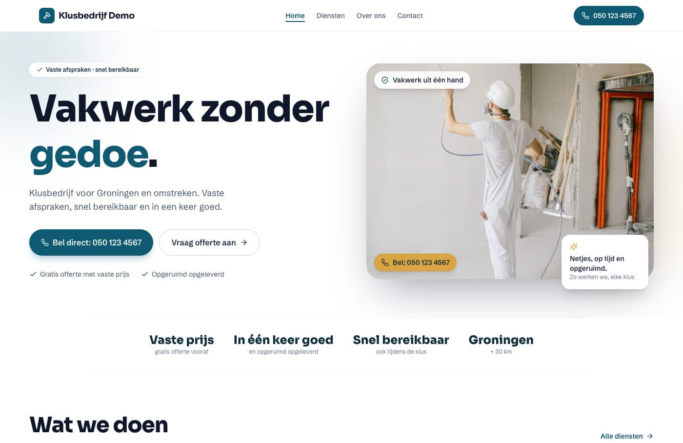 De Klusbedrijf-voorbeeldsite: witte hero met blauwe accenten, bel-knoppen en een stukadoor aan het werk